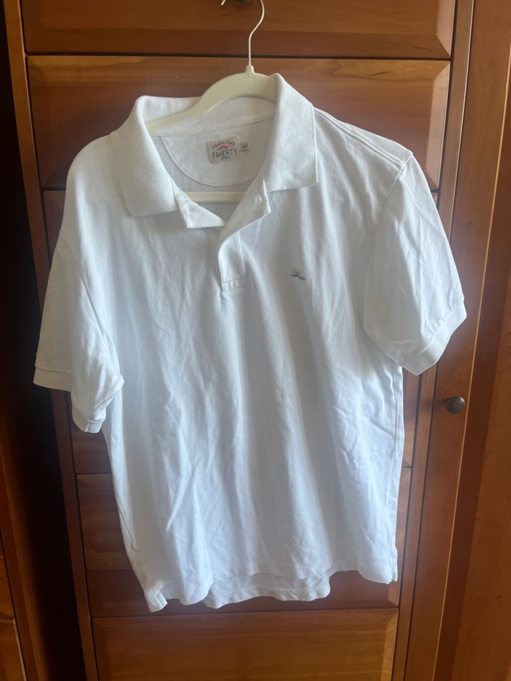 Faherty white pique classic men’s polo, size M, sunrise logo on chest, 2 buttons